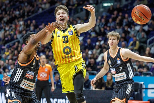 20.12.25, Berlin, Basketball, 1. Bundesliga, easyCredit BBL, Hauptrunde, 11.Spieltag, Uber Arena: ALBA BERLIN - ratiopharm Ulm. Bennet Hundt (ALBA Berlin) kaempft gegen Justin Simon (ratiopharm Ulm) um den Ball. ALBA BERLIN - ratiopharm Ulm