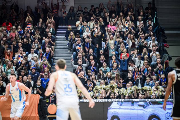 easycredit BBL Basketball Bundesliga 2025 2026 11. Spieltag 20.12.2025 Science City Jena vs BMA365 Bamberg Baskets Die Fans von Jena bejubeln einen 3er von Lorenz Bank (Jena) Sparkassen Arena