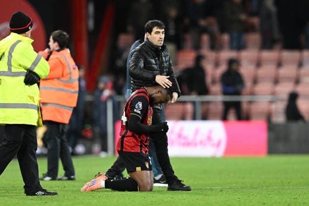 Bournemouth v Burnley, Premier League AFC Bournemouth manager Andoni Iraola pats Antoine Semenyo (24) of AFC Bournemouth on the head at full time during the Premier League match between Bournemouth and Burnley at the Vitality Stadium, Bournemouth, UK on 20 December 2025. Bournemouth Vitality Stadium Dorset UK Editorial use only DataCo restrictions apply See www.football-dataco.com , Copyright: xGrahamxHuntx PSI-23457-0202