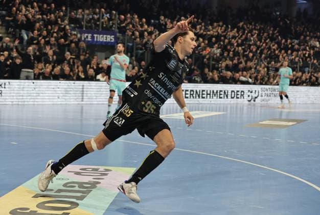 20.12.2025 - Handball - 1. Bundesliga DAIKIN HBL - Saison 2025 2026 - 18. Spieltag: HC Erlangen Metropolregion Nürnberg HCE - MT Melsungen - DaMa - xdaxmax - Jubel Freude - Tim Gömmel Goemmel (95, HC Erlangen HCE ) jubelt freut sich Freude ballt Faust Fäuste