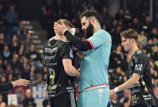 20.12.2025 - Handball - 1. Bundesliga DAIKIN HBL - Saison 2025 2026 - 18. Spieltag: HC Erlangen Metropolregion Nürnberg HCE - MT Melsungen - DaMa - xdaxmax - Ruben Marchan (2, MT Melsungen ) entschuldigt sich bei Sander Andreassen Overjordet ( 8, HC Erlangen HCE ) für das Foul