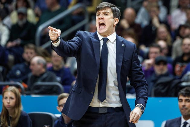 20.12.25, Berlin, Basketball, 1. Bundesliga, easyCredit BBL, Hauptrunde, 11.Spieltag, Uber Arena: ALBA BERLIN - ratiopharm Ulm. Headcoach Pedro Calles (ALBA Berlin) steht gestikulierend am Spielfeldrand. ALBA BERLIN - ratiopharm Ulm