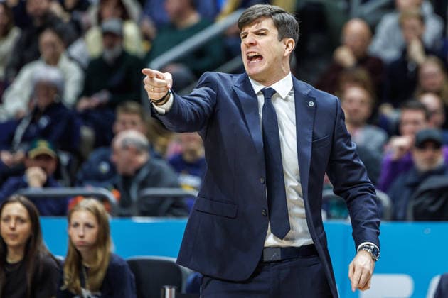 20.12.25, Berlin, Basketball, 1. Bundesliga, easyCredit BBL, Hauptrunde, 11.Spieltag, Uber Arena: ALBA BERLIN - ratiopharm Ulm. Headcoach Pedro Calles (ALBA Berlin) steht gestikulierend am Spielfeldrand. ALBA BERLIN - ratiopharm Ulm
