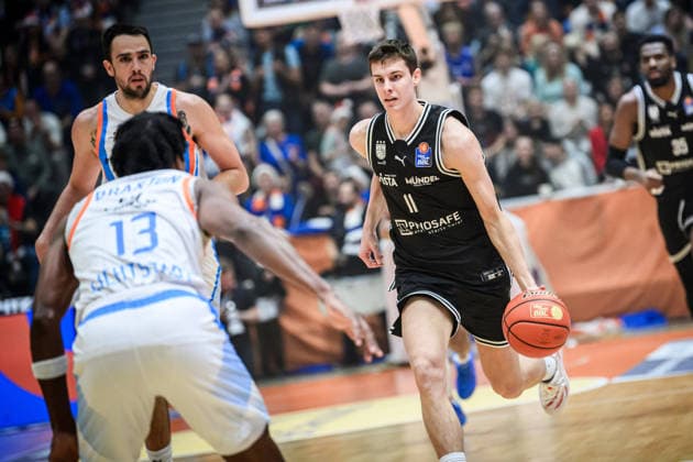 easycredit BBL Basketball Bundesliga 2025 2026 11. Spieltag 20.12.2025 Science City Jena vs BMA365 Bamberg Baskets v.re. am Ball Richard Balint (Bamberg) gegen Alexander Herrera (Jena) Sparkassen Arena