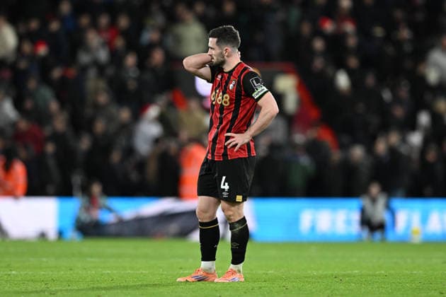 Bournemouth v Burnley, Premier League Lewis Cook (4) of AFC Bournemouth looks dejected at full time during the Premier League match between Bournemouth and Burnley at the Vitality Stadium, Bournemouth, UK on 20 December 2025. Bournemouth Vitality Stadium Dorset UK Editorial use only DataCo restrictions apply See www.football-dataco.com , Copyright: xGrahamxHuntx PSI-23457-0204
