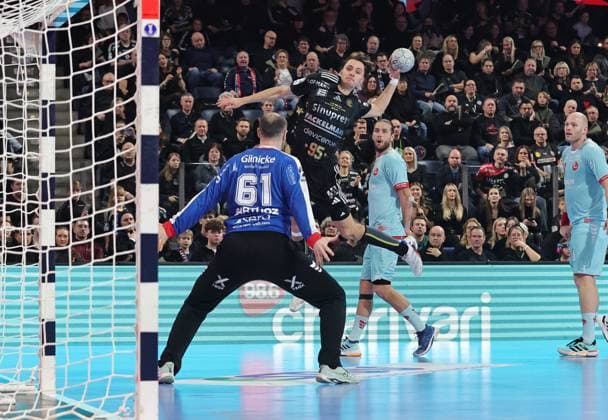 20.12.2025 - Handball - 1. Bundesliga DAIKIN HBL - Saison 2025 2026 - 18. Spieltag: HC Erlangen Metropolregion Nürnberg HCE - MT Melsungen - DaMa - xdaxmax - Laszlo Bartucz (61, MT Melsungen ) Tim Gömmel Goemmel (95, HC Erlangen HCE )