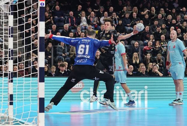 20.12.2025 - Handball - 1. Bundesliga DAIKIN HBL - Saison 2025 2026 - 18. Spieltag: HC Erlangen Metropolregion Nürnberg HCE - MT Melsungen - DaMa - xdaxmax - Laszlo Bartucz (61, MT Melsungen ) Tim Gömmel Goemmel (95, HC Erlangen HCE )