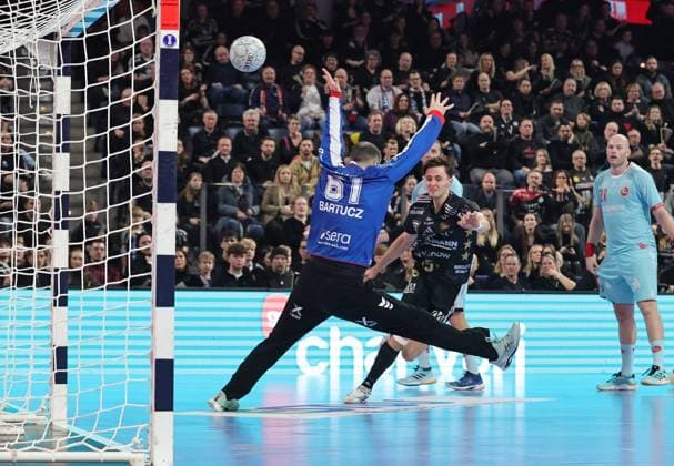 20.12.2025 - Handball - 1. Bundesliga DAIKIN HBL - Saison 2025 2026 - 18. Spieltag: HC Erlangen Metropolregion Nürnberg HCE - MT Melsungen - DaMa - xdaxmax - Laszlo Bartucz (61, MT Melsungen ) Tim Gömmel Goemmel (95, HC Erlangen HCE )