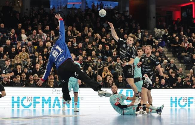20.12.2025 - Handball - 1. Bundesliga DAIKIN HBL - Saison 2025 2026 - 18. Spieltag: HC Erlangen Metropolregion Nürnberg HCE - MT Melsungen - DaMa - xdaxmax - Laszlo Bartucz (61, MT Melsungen ) Christopher Bissel (21, HC Erlangen HCE )