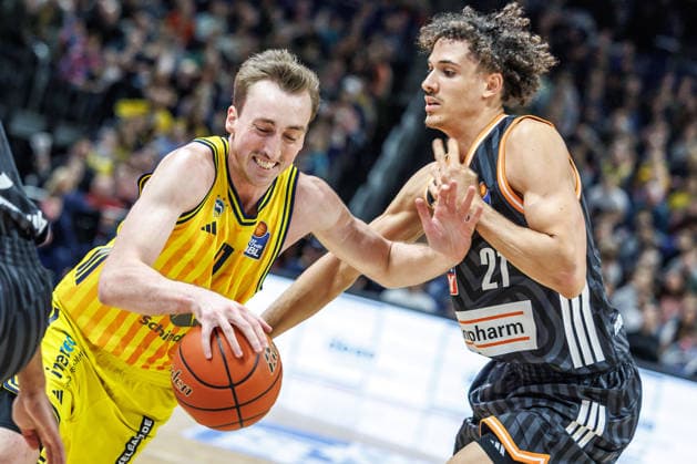 20.12.25, Berlin, Basketball, 1. Bundesliga, easyCredit BBL, Hauptrunde, 11.Spieltag, Uber Arena: ALBA BERLIN - ratiopharm Ulm. Moses Wood (ALBA Berlin) kaempft gegen Alec Anigbata (ratiopharm Ulm) um den Ball. ALBA BERLIN - ratiopharm Ulm