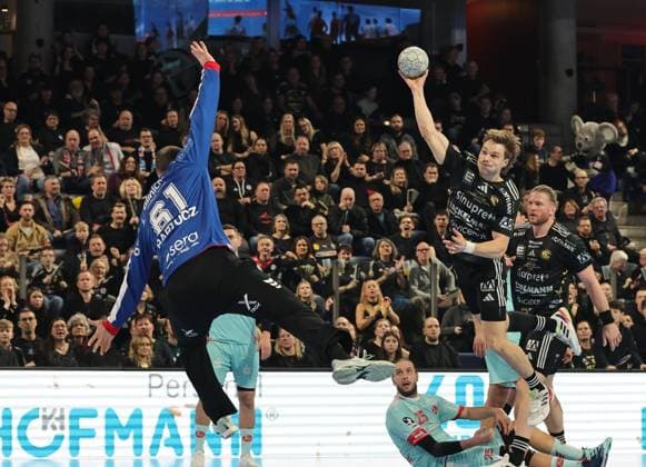 20.12.2025 - Handball - 1. Bundesliga DAIKIN HBL - Saison 2025 2026 - 18. Spieltag: HC Erlangen Metropolregion Nürnberg HCE - MT Melsungen - DaMa - xdaxmax - Laszlo Bartucz (61, MT Melsungen ) Christopher Bissel (21, HC Erlangen HCE )