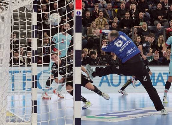 20.12.2025 - Handball - 1. Bundesliga DAIKIN HBL - Saison 2025 2026 - 18. Spieltag: HC Erlangen Metropolregion Nürnberg HCE - MT Melsungen - DaMa - xdaxmax - Viggo Kristjansson (73, HC Erlangen HCE ) Laszlo Bartucz (61, MT Melsungen )
