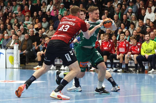 20.12.2025, Deutschland, Göppingen, Handball DAIKIN HBL, FRISCH AUF! Göppingen vs. SG Flensburg-Handewitt: v.l. Blaz Blagotinsek (SG), David Schmidt (FAG)