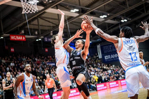 easycredit BBL Basketball Bundesliga 2025 2026 11. Spieltag 20.12.2025 Science City Jena vs BMA365 Bamberg Baskets Mitte: Austin Crowley (Bamberg) beim Korbleger gegen links Kristofer Krause (Jena) Sparkassen Arena