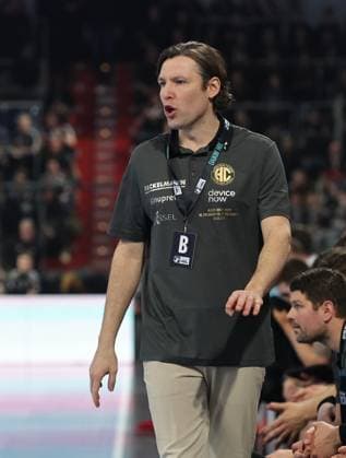 20.12.2025 - Handball - 1. Bundesliga DAIKIN HBL - Saison 2025 2026 - 18. Spieltag: HC Erlangen Metropolregion Nürnberg HCE - MT Melsungen - DaMa - xdaxmax - Johannes Sellin ( Trainer HC Erlangen HCE ) gibt Anweisungen