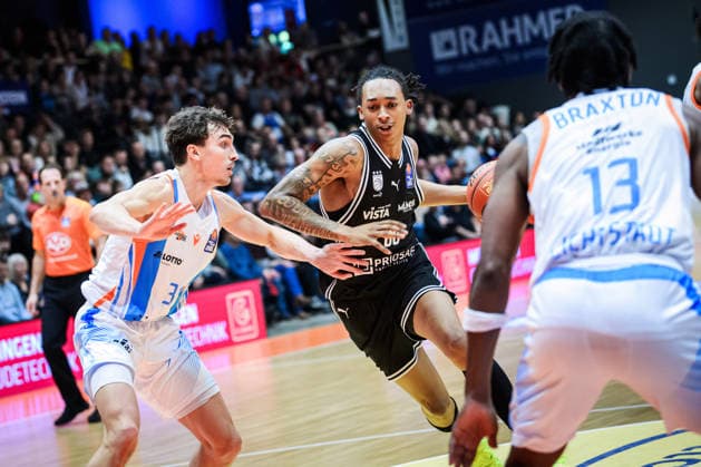 easycredit BBL Basketball Bundesliga 2025 2026 11. Spieltag 20.12.2025 Science City Jena vs BMA365 Bamberg Baskets Austin Crowley (Bamberg) am Ball gegen Kristofer Krause (Jena) Sparkassen Arena