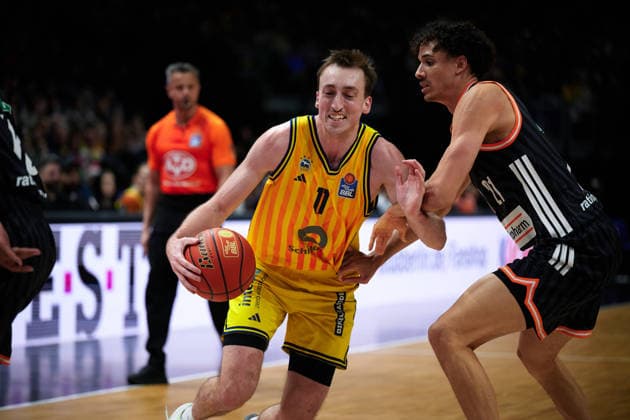 Moses Wood (Alba Berlin, 11), Alec Anigbata (Ratiopharm Ulm, 21), GER, ALBA Berlin vs. Ratiopharm Ulm, Basketball Herren, easy Credit BBL, Saison 2025 2026, 11. Spieltag, 20.12.2025 GER, ALBA Berlin vs. Ratiopharm Ulm, Basketball Herren, easy Credit BBL, Saison 2025 2026, 11. Spieltag, 20.12.2025 Berlin