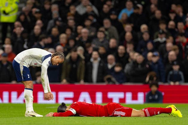 Football - FA Premier League - Tottenham Hotspur FC v Liverpool FC LONDON, ENGLAND - Saturday, December 20, 2025: Liverpool s captain Virgil van Dijk lies injured following a foul by Tottenham Hotspur s Xavi Simons (L) during the FA Premier League match between Tottenham Hotspur FC and Liverpool FC at the Tottenham Hotspur Stadium. (Photo by David Rawcliffe Propaganda) LONDON Tottenham Hotspur Stadium GREATER LONDON ENGLAND  Copyright: xDavidxRawcliffex P2025-12-20-Tottenham_Liverpool-47