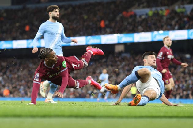 Man City v West Ham 20th December 2025, Manchester - Premier League Football - Manchester City v West Ham United - Crysencio Summerville of West Ham United falls forward after crossing the ball - Photo: Charlotte Wilson Offside. Manchester UK Copyright: xCharlottexWilsonx xOffsidexOffside