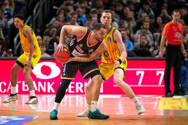 Christopher Ledlum (Ratiopharm Ulm, 04), Justin Bean (Alba Berlin, 34), GER, ALBA Berlin vs. Ratiopharm Ulm, Basketball Herren, easy Credit BBL, Saison 2025 2026, 11. Spieltag, 20.12.2025 GER, ALBA Berlin vs. Ratiopharm Ulm, Basketball Herren, easy Credit BBL, Saison 2025 2026, 11. Spieltag, 20.12.2025 Berlin