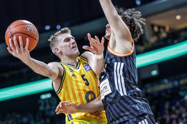 20.12.25, Berlin, Basketball, 1. Bundesliga, easyCredit BBL, Hauptrunde, 11.Spieltag, Uber Arena: ALBA BERLIN - ratiopharm Ulm. Samuel Griesel (ALBA Berlin) kaempft gegen Alec Anigbata (ratiopharm Ulm) um den Ball. ALBA BERLIN - ratiopharm Ulm
