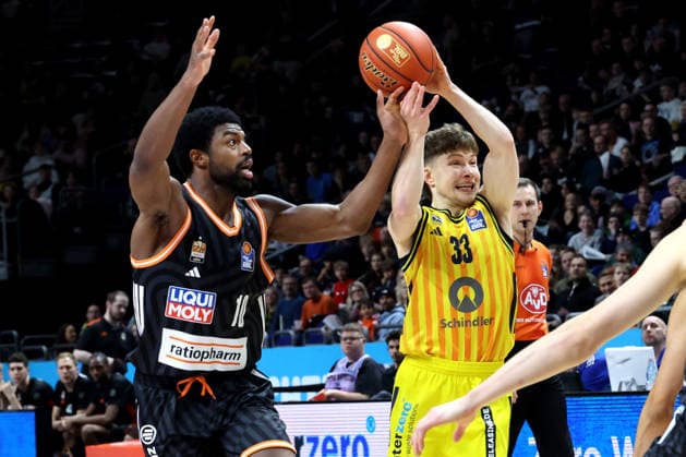 DEU, easyCredit BBL, ALBA vs. ratiopharm Ulm, 20.12.2025, Uber-Arena, Berlin, DEU, easyCredit BBL, ALBA vs. ratiopharm Ulm, im Bild Bennet Hundt (ALBA Berlin 33), Malik Osborne (ratiopharm Ulm 10)