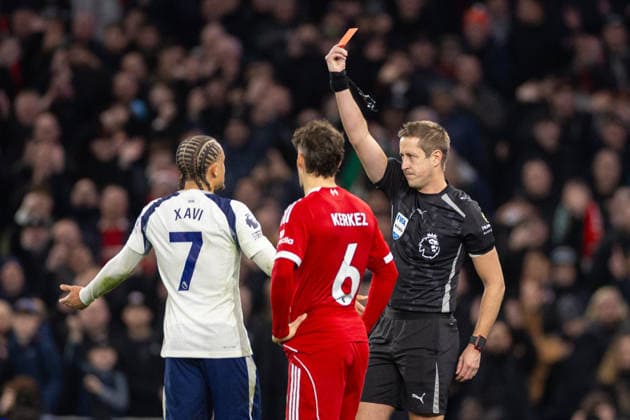 Football - FA Premier League - Tottenham Hotspur FC v Liverpool FC LONDON, ENGLAND - Saturday, December 20, 2025: Referee John Brooks shows Tottenham Hotspur s Xavi Simons (L) a red card following a VAR check for serious foul play during the FA Premier League match between Tottenham Hotspur FC and Liverpool FC at the Tottenham Hotspur Stadium. (Photo by David Rawcliffe Propaganda) LONDON Tottenham Hotspur Stadium GREATER LONDON ENGLAND  Copyright: xDavidxRawcliffex P2025-12-20-Tottenham_Liverpool-52