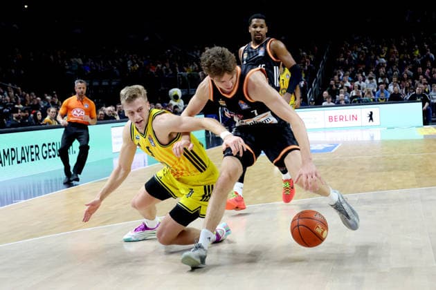 DEU, easyCredit BBL, ALBA vs. ratiopharm Ulm, 20.12.2025, Uber-Arena, Berlin, DEU, easyCredit BBL, ALBA vs. ratiopharm Ulm, im Bild Sam Griesel (ALBA Berlin 5), Tobias Jensen (ratiopharm Ulm 7)