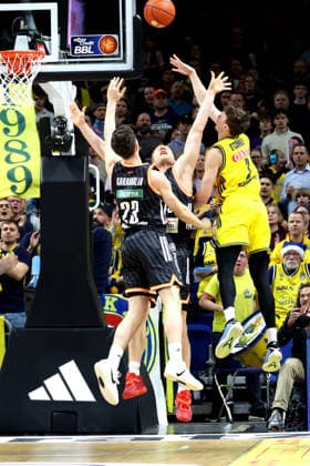 DEU, easyCredit BBL, ALBA vs. ratiopharm Ulm, 20.12.2025, Uber-Arena, Berlin, DEU, easyCredit BBL, ALBA vs. ratiopharm Ulm, im Bild Alex OÕConnell (ALBA Berlin 3), Diego Garavaglia (ratiopharm Ulm 23), Christian Sengfelder (ratiopharm Ulm 43)