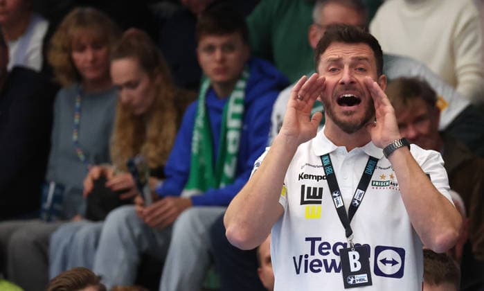 20.12.2025, Deutschland, Göppingen, Handball DAIKIN HBL, FRISCH AUF! Göppingen vs. SG Flensburg-Handewitt: FAG Trainer Ben Matschke