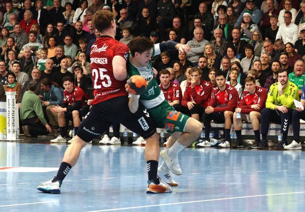 20.12.2025, Deutschland, Göppingen, Handball DAIKIN HBL, FRISCH AUF! Göppingen vs. SG Flensburg-Handewitt: v.l. Lukas Jorgensen (SG), Oskar Sunnefeldt (FAG)