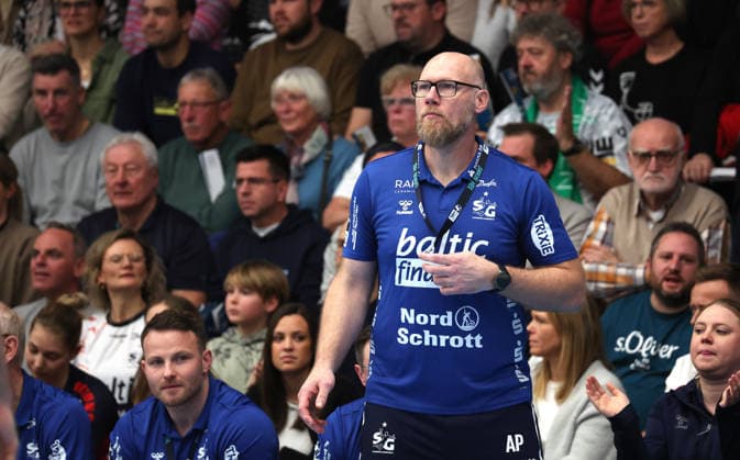 20.12.2025, Deutschland, Göppingen, Handball DAIKIN HBL, FRISCH AUF! Göppingen vs. SG Flensburg-Handewitt: SG Trainer Ales Pajovic