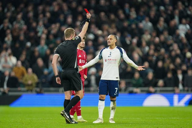 Tottenham Hotspur v Liverpool, Premier League Referee John Brooks showing Xavi Simons of Tottenham Hotspur a red card after his foul on Virgil van Dijk of Liverpool during the Tottenham Hotspur v Liverpool Premier League match at the Tottenham Hotspur Stadium, London, England on 20 December 2025 Credit: Dylan Hepworth Every Second Media Editorial use only. All images are copyright Every Second Media Limited. No images may be reproduced without prior permission. All rights reserved. Premier League and Football League images are subject to licensing agreements with Football DataCo Limited. see https: www.football-dataco.com Copyright: xIMAGO EveryxSecondxMediax ESM-1717-0041 DylanxHepworthx xEveryxSecondxMediax