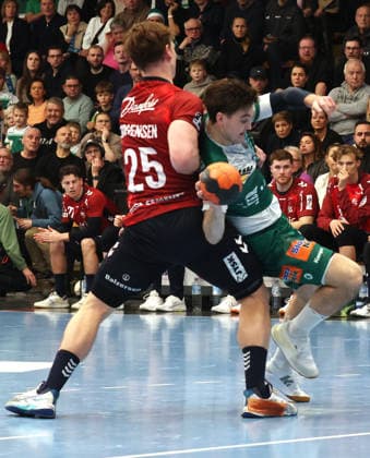 20.12.2025, Deutschland, Göppingen, Handball DAIKIN HBL, FRISCH AUF! Göppingen vs. SG Flensburg-Handewitt: v.l. Lukas Jorgensen (SG), Oskar Sunnefeldt (FAG)