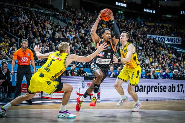 Basketball Berlin 20.12.2025 Saison 2025 2026 EasyCredit BBL 1. Bundesliga Männer, Herren Alba Berlin - ratiopharm Ulm Justin Simon (Ulm, No.15) Sam Griesel (Alba Berlin, No.05)
