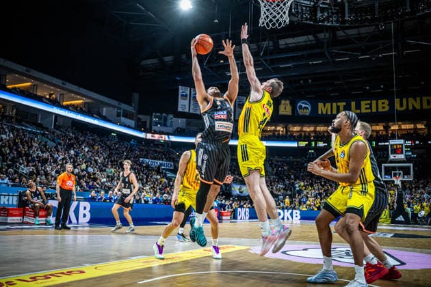 Basketball Berlin 20.12.2025 Saison 2025 2026 EasyCredit BBL 1. Bundesliga Männer, Herren Alba Berlin - ratiopharm Ulm Christopher Ledlum (Ulm, No.04) Justin Bean (Alba Berlin, No.34)