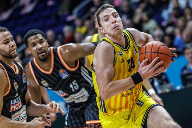 20.12.25, Berlin, Basketball, 1. Bundesliga, easyCredit BBL, Hauptrunde, 11.Spieltag, Uber Arena: ALBA BERLIN - ratiopharm Ulm. Justin Bean (ALBA Berlin) laeuft mit dem Ball ueber den Platz. ALBA BERLIN - ratiopharm Ulm