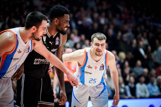 easycredit BBL Basketball Bundesliga 2025 2026 11. Spieltag 20.12.2025 Science City Jena vs BMA365 Bamberg Baskets v.re. mit kleinem Späßchen Lorenz Bank (Jena) und Demarcus Demonia (Bamberg) Sparkassen Arena