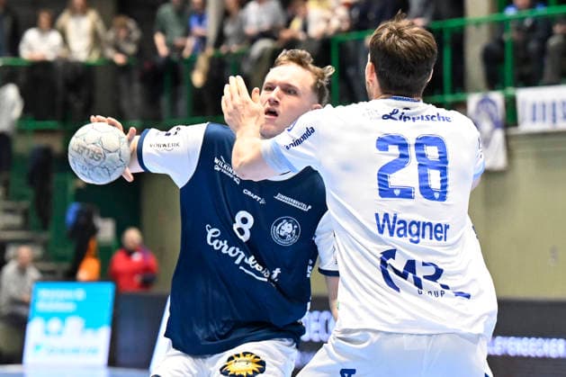 DAIKIN 1.Handball - Bundesliga - 25 26 - 18. Spieltag: Bergischer HC - TBV Lemgo Lippe am 20.12.2025 in der Uni-Halle in Wuppertal Hendrik Wagner ( 28 TBV Lemgo) gegen Nico Schöttle ( 8 Bergischer HC)