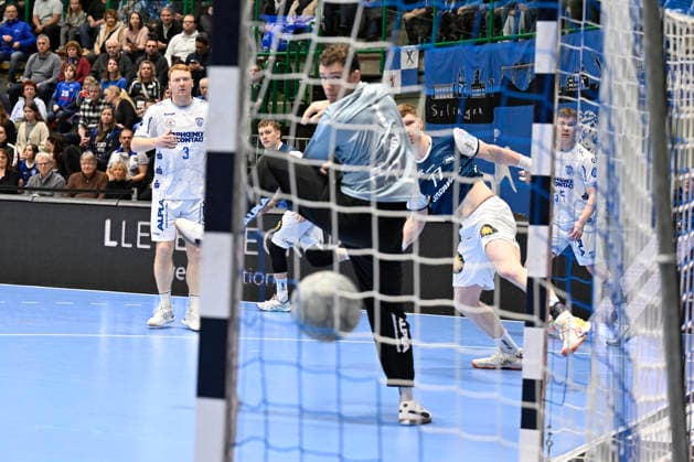 DAIKIN 1.Handball - Bundesliga - 25 26 - 18. Spieltag: Bergischer HC - TBV Lemgo Lippe am 20.12.2025 in der Uni-Halle in Wuppertal Johannes Wasielewski ( 77 Bergischer HC) erfolgreich gegen Torhüter Constantin Möstl ( 1 TBV Lemgo)