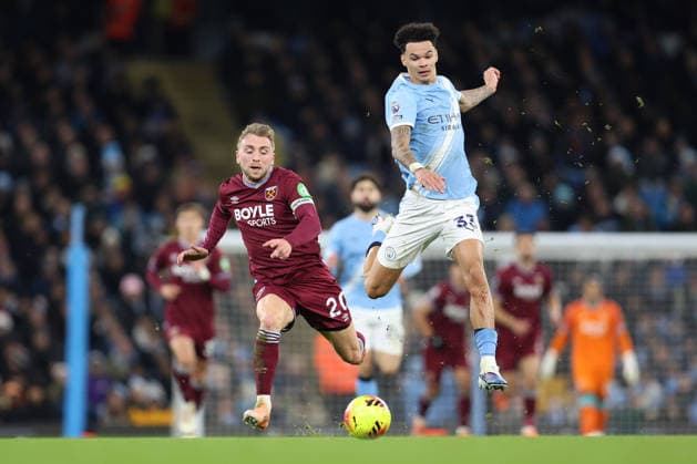 Man City v West Ham 20th December 2025, Manchester - Premier League Football - Manchester City v West Ham United - Jarrod Bowen of West Ham United and Nico O™Reilly of Manchester City - Photo: Charlotte Wilson Offside. Manchester UK Copyright: xCharlottexWilsonx xOffsidexOffside