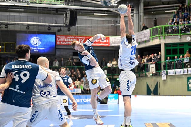 DAIKIN 1.Handball - Bundesliga - 25 26 - 18. Spieltag: Bergischer HC - TBV Lemgo Lippe am 20.12.2025 in der Uni-Halle in Wuppertal Johannes Wasielewski ( 77 Bergischer HC) mit dem sp gegen Hendrik Wagner ( 28 TBV Lemgo)