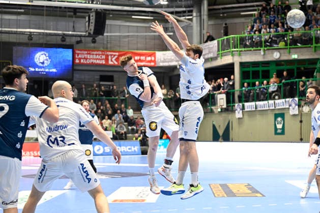 DAIKIN 1.Handball - Bundesliga - 25 26 - 18. Spieltag: Bergischer HC - TBV Lemgo Lippe am 20.12.2025 in der Uni-Halle in Wuppertal Johannes Wasielewski ( 77 Bergischer HC) mit dem sp gegen Hendrik Wagner ( 28 TBV Lemgo)