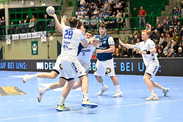 DAIKIN 1.Handball - Bundesliga - 25 26 - 18. Spieltag: Bergischer HC - TBV Lemgo Lippe am 20.12.2025 in der Uni-Halle in Wuppertal Hendrik Wagner ( 28 TBV Lemgo) gegen Sören Steinhaus ( 53 Bergischer HC)