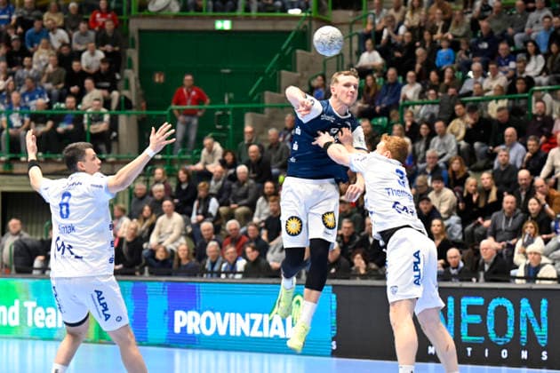 DAIKIN 1.Handball - Bundesliga - 25 26 - 18. Spieltag: Bergischer HC - TBV Lemgo Lippe am 20.12.2025 in der Uni-Halle in Wuppertal Sprungwurf von b8