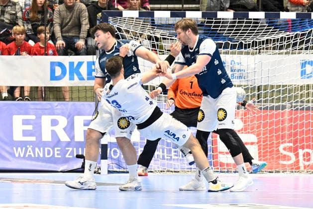 DAIKIN 1.Handball - Bundesliga - 25 26 - 18. Spieltag: Bergischer HC - TBV Lemgo Lippe am 20.12.2025 in der Uni-Halle in Wuppertal Tim Suton ( 23 TBV Lemgo) erfolgreich gegen Torhüter Christian Rudek ( 1 Bergischer HC)
