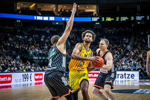 Basketball Berlin 20.12.2025 Saison 2025 2026 EasyCredit BBL 1. Bundesliga Männer, Herren Alba Berlin - ratiopharm Ulm Norris Agbakoko (Alba Berlin, No.17) Christopher Ledlum (Ulm, No.04)