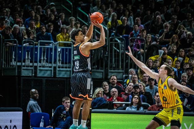Basketball Berlin 20.12.2025 Saison 2025 2026 EasyCredit BBL 1. Bundesliga Männer, Herren Alba Berlin - ratiopharm Ulm Mark Smith (Ulm, No.13) Moses Wood (Alba Berlin, No.11)