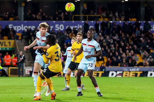 Wolverhampton Wanderers v Brentford - Premier League Brentford FC 22 Nathan Collins heads the ball away past Wolverhampton Wanderers 36 Mateus Mane during the Premier League match between Wolverhampton Wanderers and Brentford at Molineux in Wolverhampton, England, on December 20, 2025. Wolverhampton West Midlands United Kingdom  Copyright: xMIxNewsx originalFilename:fletcher-wolverha251220_np52E.jpg