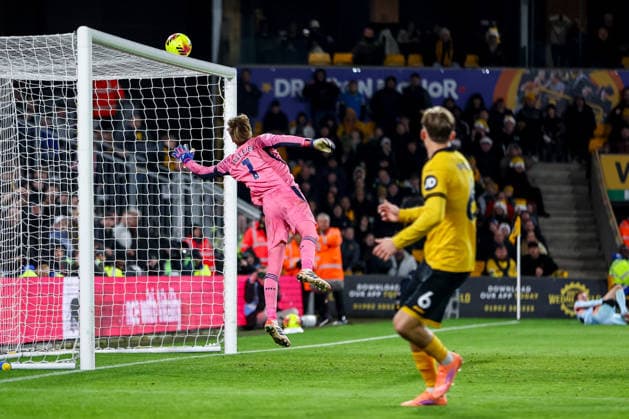 Wolverhampton Wanderers v Brentford - Premier League Brentford FC 1 Caoimhin Kelleher shepherds the effort from Wolverhampton Wanderers 6 David Moller Wolfe over the bar during the Premier League match between Wolverhampton Wanderers and Brentford at Molineux in Wolverhampton, England, on December 20, 2025. Wolverhampton West Midlands United Kingdom  Copyright: xMIxNewsx originalFilename:fletcher-wolverha251220_npDvx.jpg